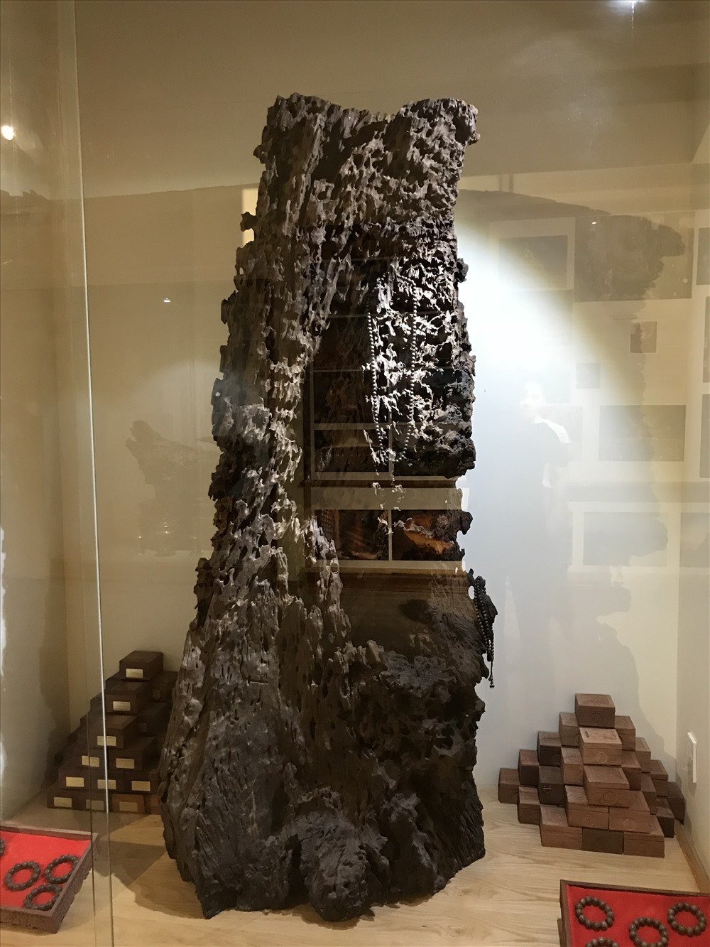 Khối trầm hương trưng bày tại bảo tàng trầm hương Khánh Hòa