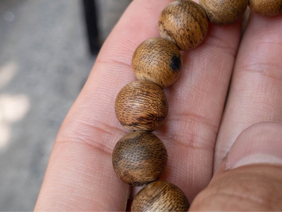 Cận cảnh chuỗi vòng tay hạt tròn size 12mm trầm hương Việt Nam