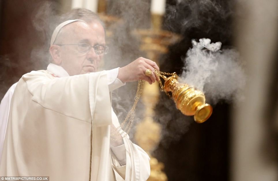 Giáo hoàng Francis xông trầm hương trong phụng vụ