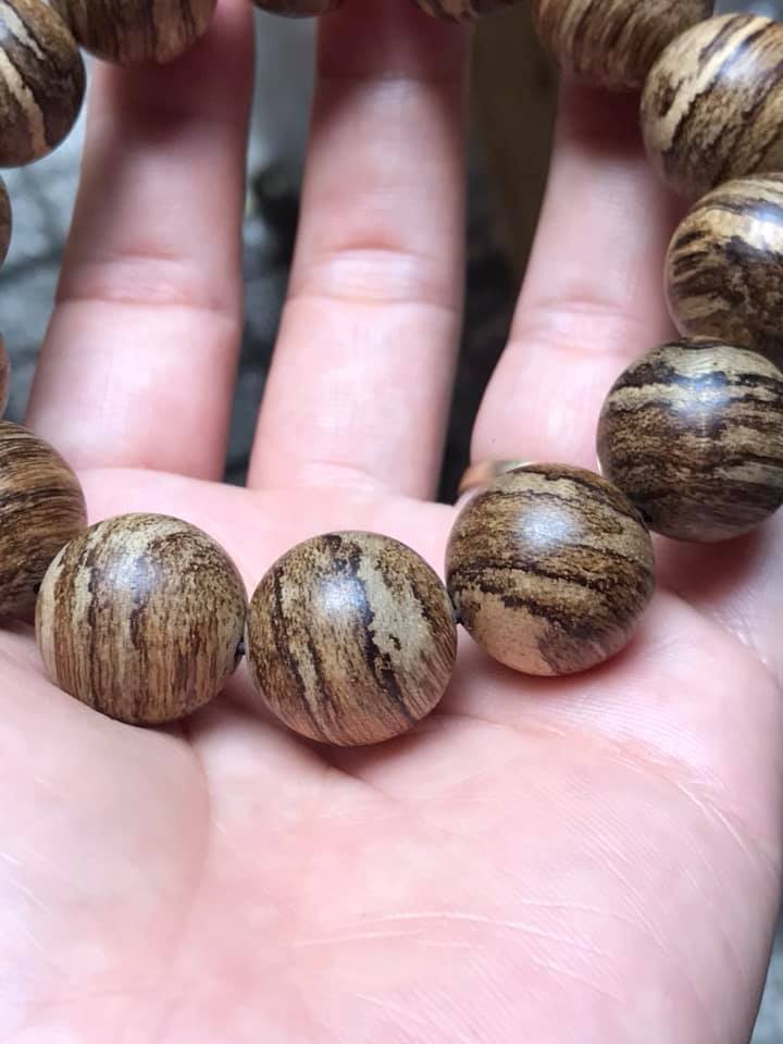 chi tiết chuỗi hạt tròn 16mm trầm hương philippin